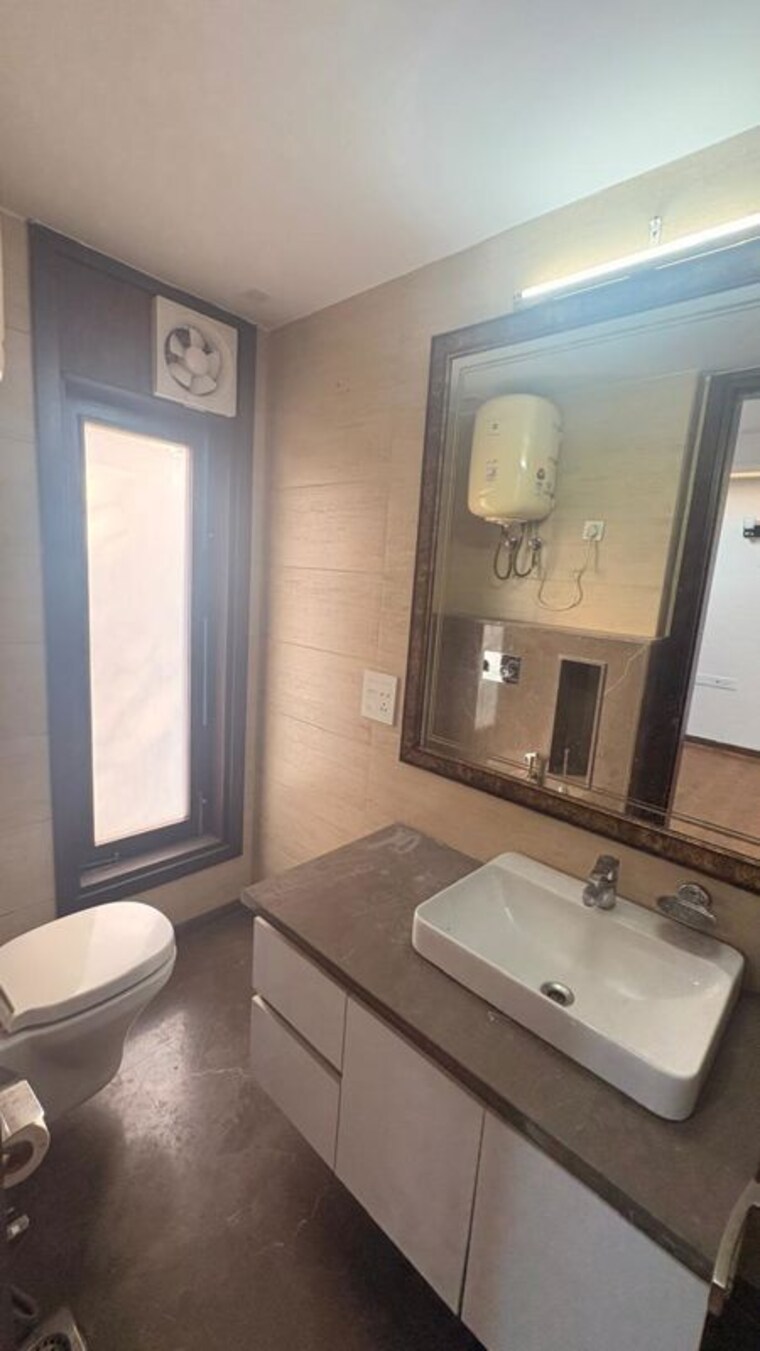 Bathroom, friends colony 4 Bedroom 2248 Sq.Ft. Builder Floor In Friends Colony Delhi 10383949