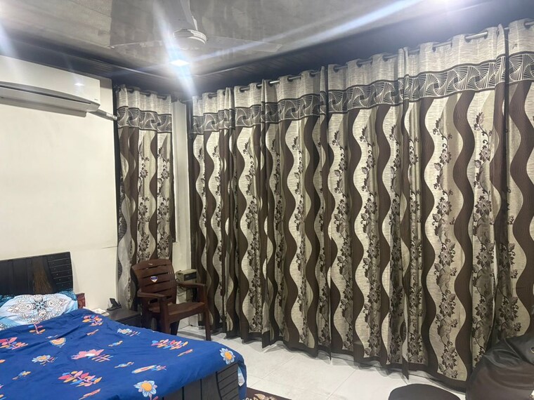 Bedroom, chittaranjan park 3 Bedroom 160 Sq.Yd. Builder Floor In Chittaranjan Park Delhi 10384067