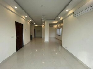 Room in 3 BHK Builder Floor at BPTP Amstoria, Sector 102 – for Sale