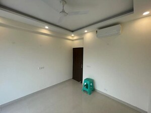 Room in 3 BHK Builder Floor at BPTP Amstoria, Sector 102 – for Sale