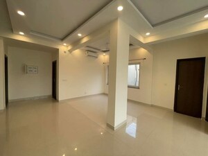 Room in 3 BHK Builder Floor at BPTP Amstoria, Sector 102 – for Sale