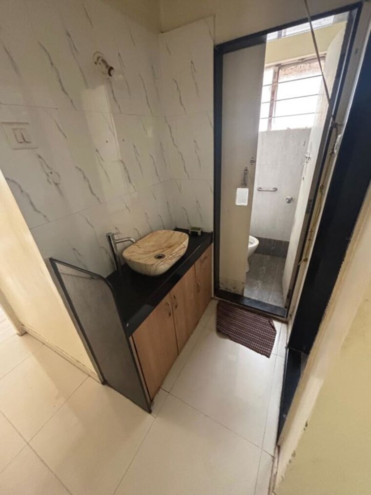 Bathroom, anand-apartment-bhusari-colony 1 Bedroom 531 Sq.Ft. Apartment In Kothrud Pune 10384055