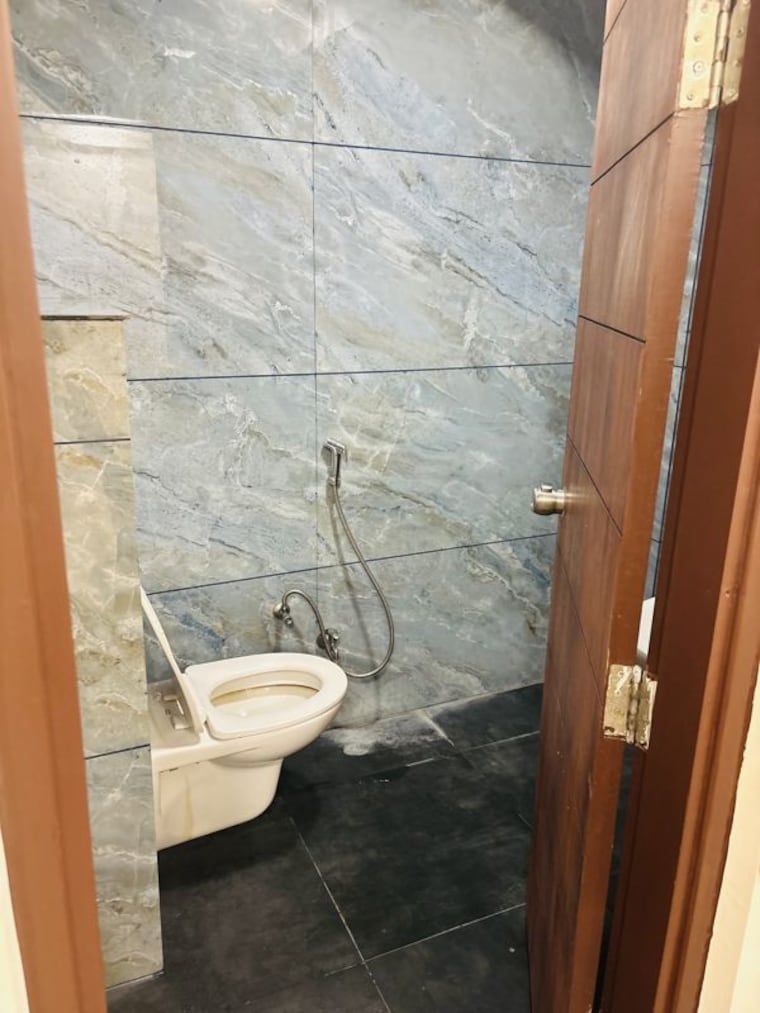 Bathroom, ratan-galaxy 4 Bedroom 2450 Sq.Ft. Apartment In Vrindavan Yojna Lucknow 10384060