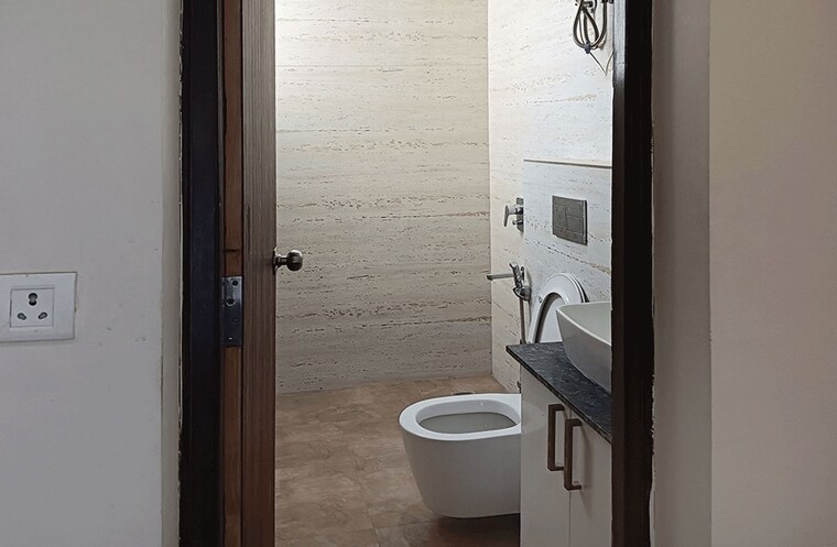 Bathroom, sector 57 3 Bedroom 2000 Sq.Ft. Builder Floor In Sector 57 Gurgaon 10384056