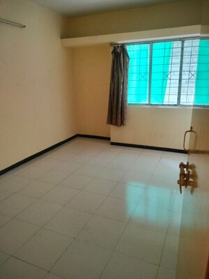 Room in 3 BHK Apartment at Kamgar Putala Vasahat – for Rent