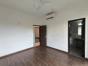 Room in 3 BHK Builder Floor at BPTP Amstoria, Sector 102 – for Sale