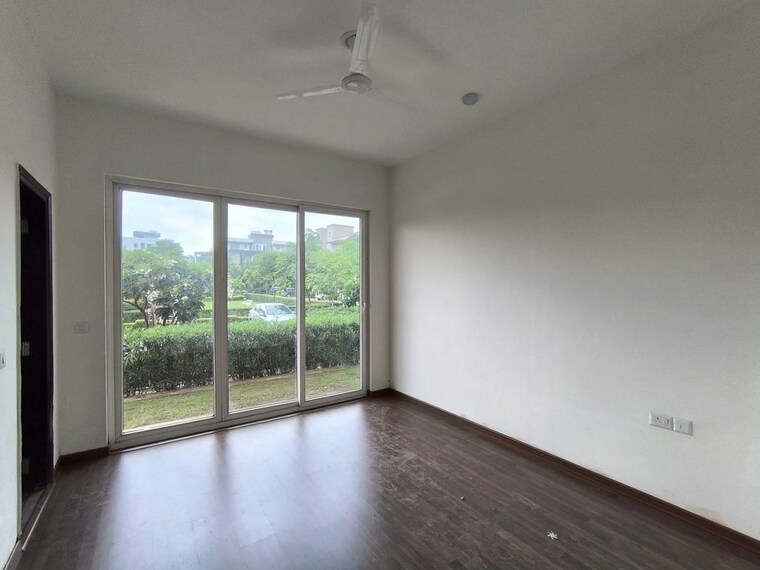 Room, bptp-amstoria 3 Bedroom 300 Sq.Yd. Builder Floor In Sector 102 Gurgaon 10384093