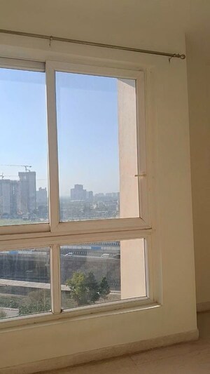 Room in 4 BHK Apartment at Indiabulls Enigma, Sector 110 – for Rent