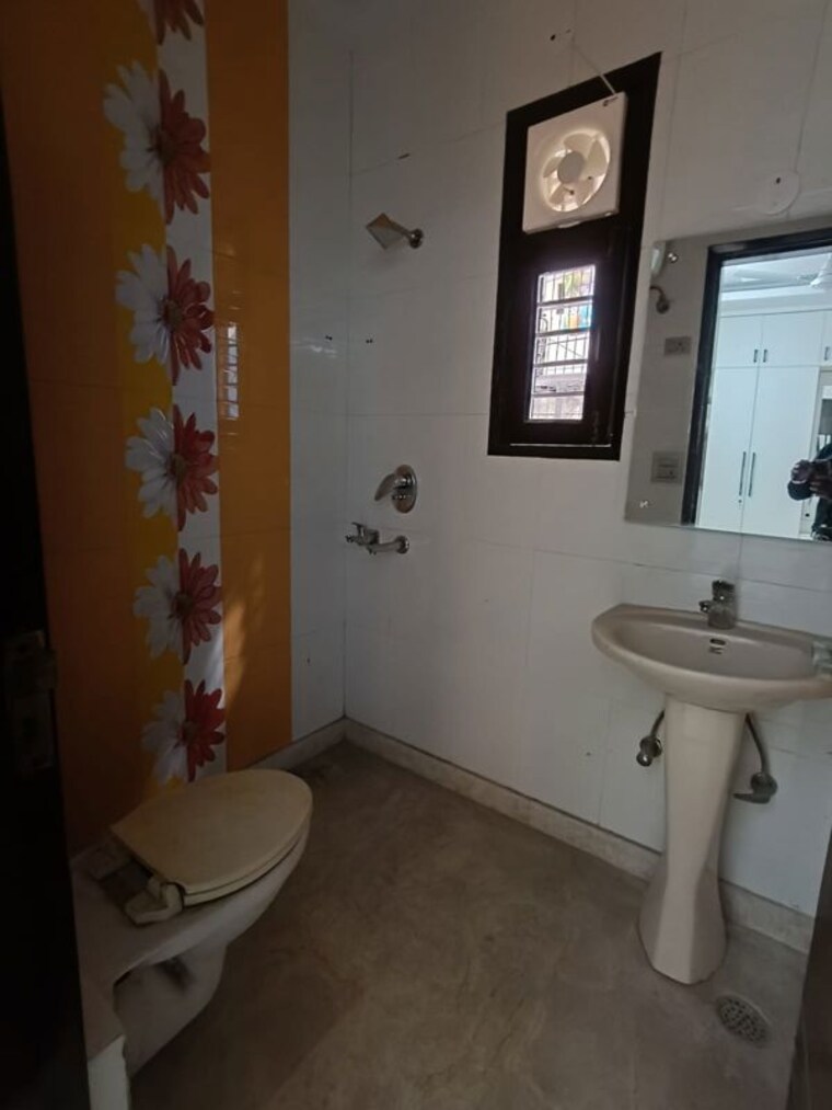 Bathroom, janakpuri 3 Bedroom 1400 Sq.Ft. Builder Floor In Janakpuri Delhi 10384099