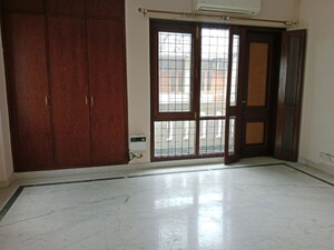 Room in 3 BHK Builder Floor at Safdarjung Enclave – for Rent