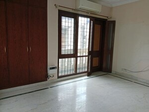 Room in 3 BHK Builder Floor at Safdarjung Enclave – for Rent