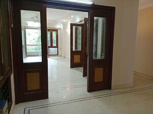 Room in 3 BHK Builder Floor at Safdarjung Enclave – for Rent