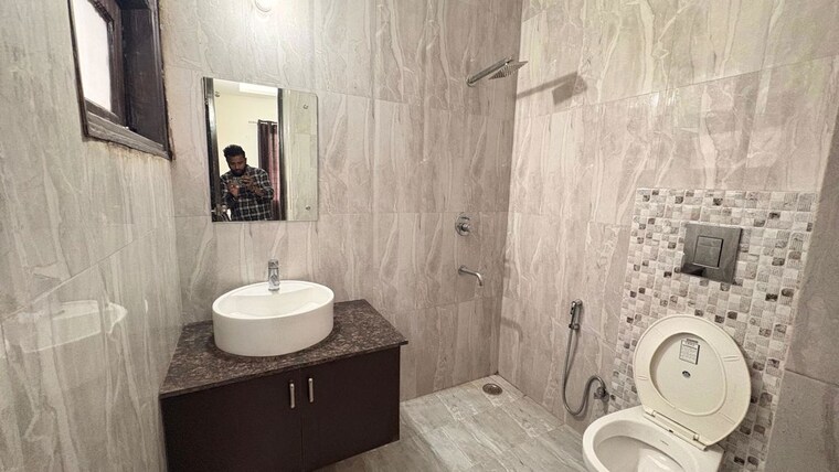 Bathroom, sector 57 3 Bedroom 2000 Sq.Ft. Builder Floor In Sector 57 Gurgaon 10384125
