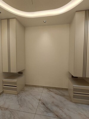 Room in 3 BHK Apartment at Janakpuri – for Sale