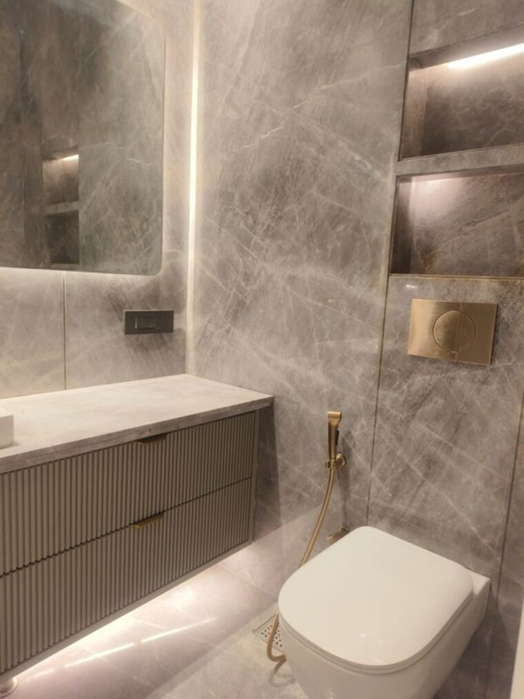 Bathroom, jawahar nagar 3 Bedroom 250 Sq.Yd. Builder Floor In Jawahar Nagar Delhi 10384367