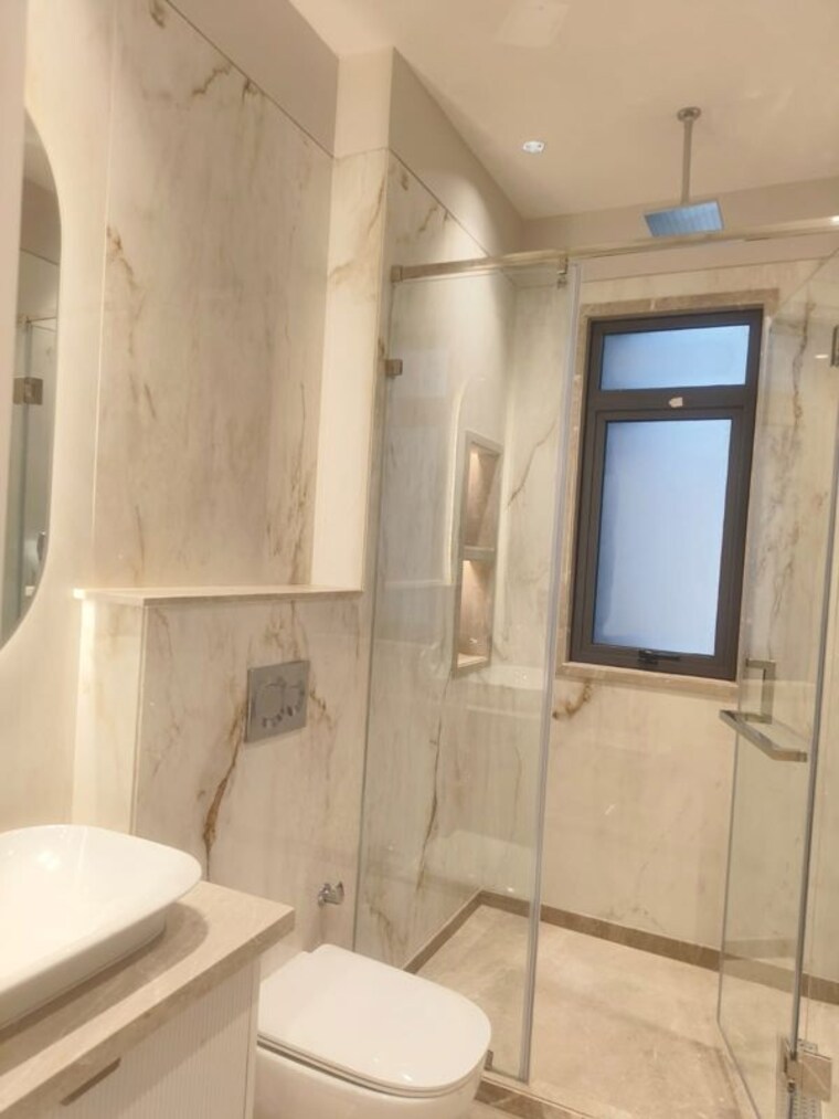 Bathroom, jawahar nagar 3 Bedroom 250 Sq.Yd. Builder Floor In Jawahar Nagar Delhi 10384367
