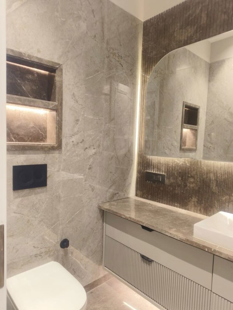 Bathroom, jawahar nagar 3 Bedroom 250 Sq.Yd. Builder Floor In Jawahar Nagar Delhi 10384367