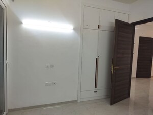 Room in 3.5 BHK Apartment at Smart World Orchard, Sector 61 – for Rent