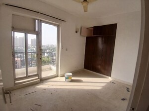 Room in 2 BHK Apartment at DLF Regency Park I, Dlf Phase iv – for Rent