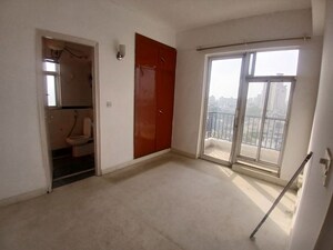 Room in 2 BHK Apartment at DLF Regency Park I, Dlf Phase iv – for Rent