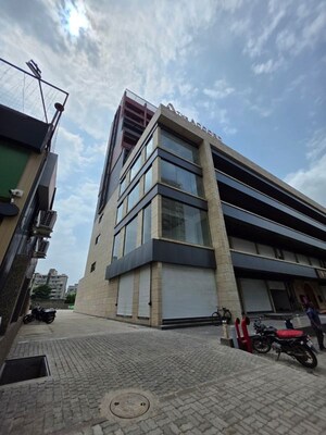  Showroom – Exterior View View at Mavdi - for Rent
