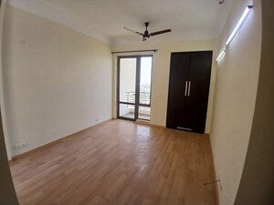 Room in 3 BHK Apartment at Unitech Fresco, Sector 50 – for Rent