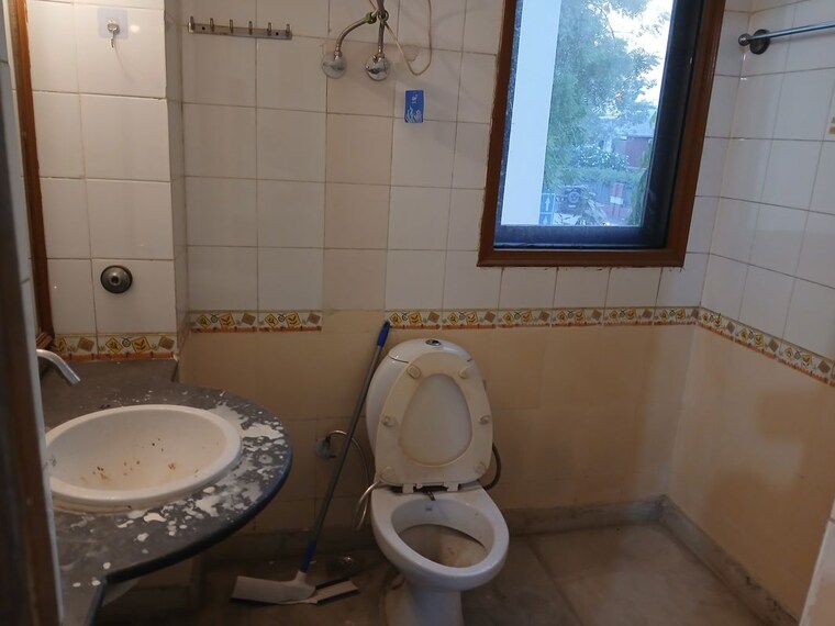 Bathroom, s-s-southend 3 Bedroom 1700 Sq.Ft. Builder Floor In Sector 49 Gurgaon 10384491