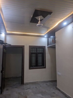 Room in 2 BHK Apartment at Dlw Colony – for Rent