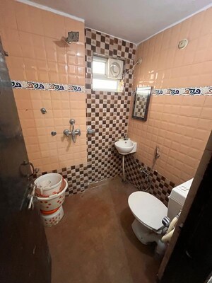 Bathroom in 1 RK Apartment at Mahmoorganj – for Rent