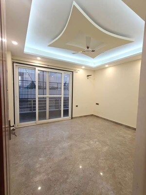 Room in 3 BHK Builder Floor at Omaxe Designer Villas Mayfield Garden, Sector 51 – for Rent