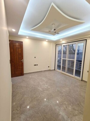 Room in 3 BHK Builder Floor at Omaxe Designer Villas Mayfield Garden, Sector 51 – for Rent