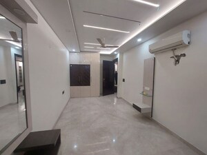 Room in 3 BHK Builder Floor at Gujranwala Town – for Rent