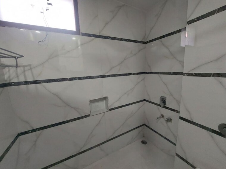 Bathroom, gujranwala town 3 Bedroom 170 Sq.Yd. Builder Floor In Gujranwala Town Delhi 10384595