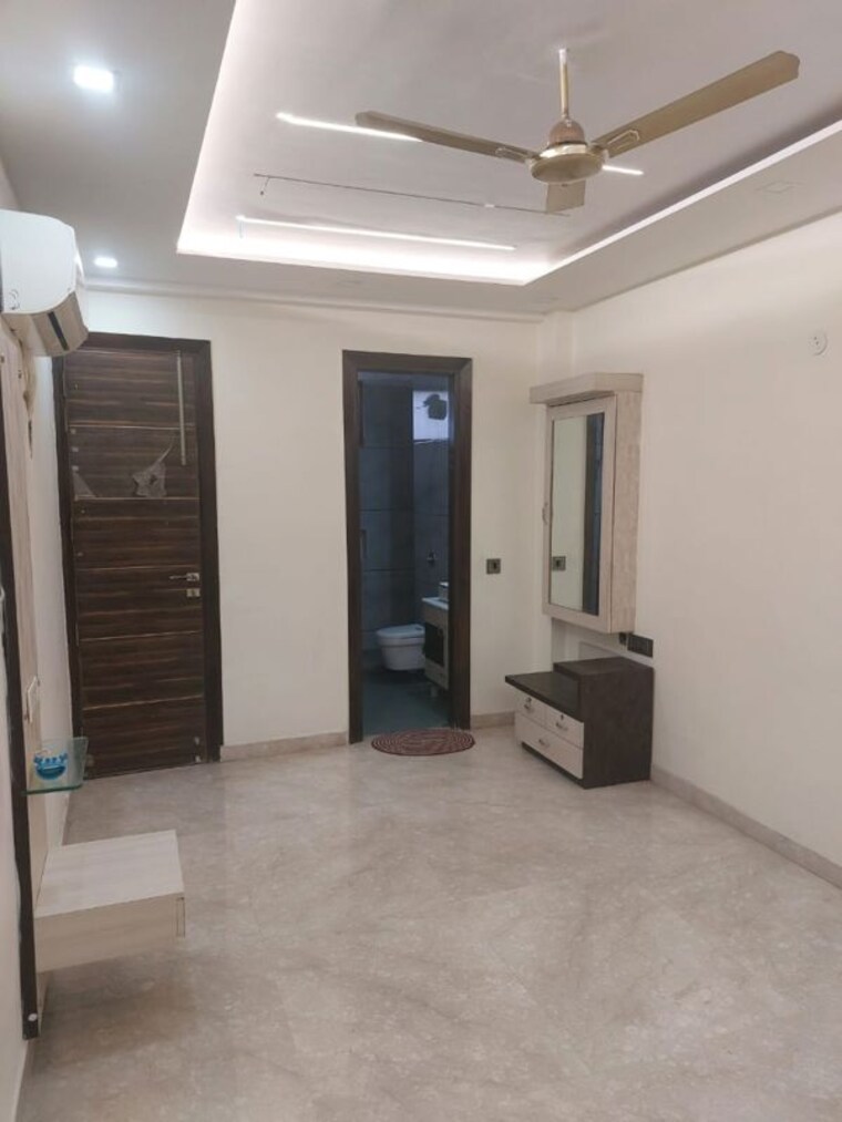 undefined, gujranwala town 3 Bedroom 170 Sq.Yd. Builder Floor In Gujranwala Town Delhi 10384595