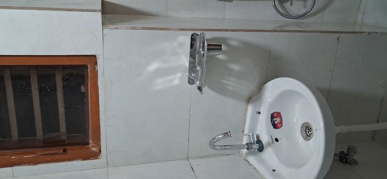 Bathroom, sector 40 1 RK 200 Sq.Ft. Builder Floor In Sector 40 Gurgaon 10384613