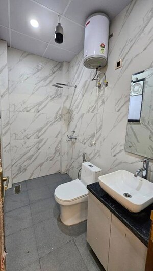 Bathroom in 1 BHK Builder Floor at Sector 40 – for Rent