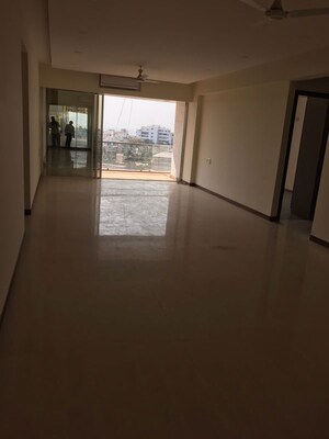 Living Room in 3.5 BHK Apartment at Juhu – for Rent