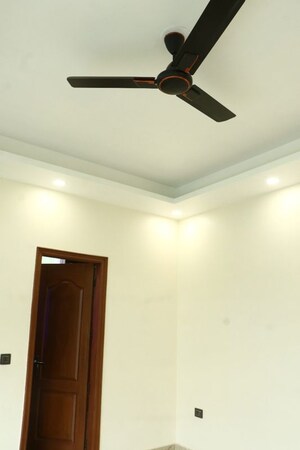 Furnished Amenities in 3 BHK Builder Floor at Sarvapriya Vihar – for Rent