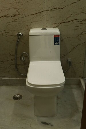 Furnished Amenities in 3 BHK Builder Floor at Sarvapriya Vihar – for Rent