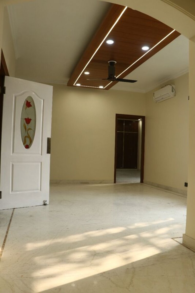 Room, sarvapriya vihar 3 Bedroom 250 Sq.Ft. Builder Floor In Sarvapriya Vihar Delhi 10384642