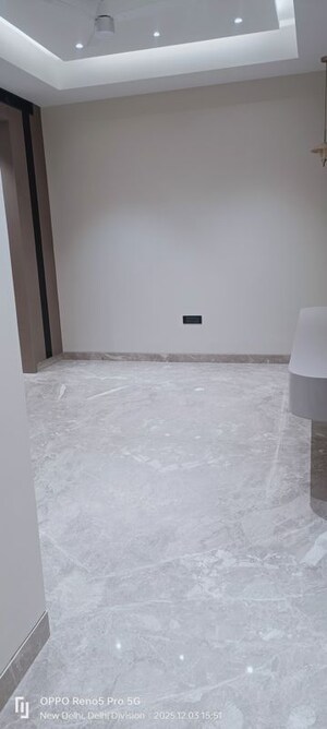 Room in 4 BHK Builder Floor at Janakpuri – for Sale