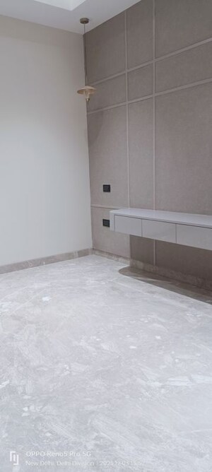 Room in 4 BHK Builder Floor at Janakpuri – for Sale