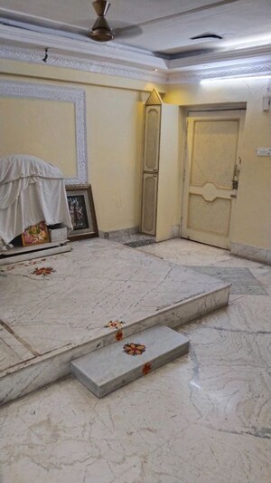 Room in  Apartment at Shakespeare Sarani – for Sale