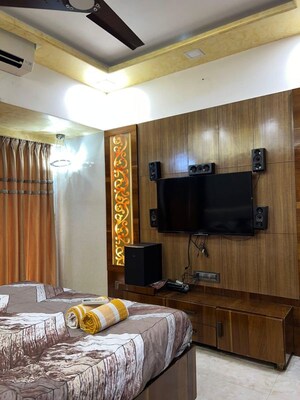 Bedroom in 2 BHK Apartment at Lokhandwala Complex – for Rent