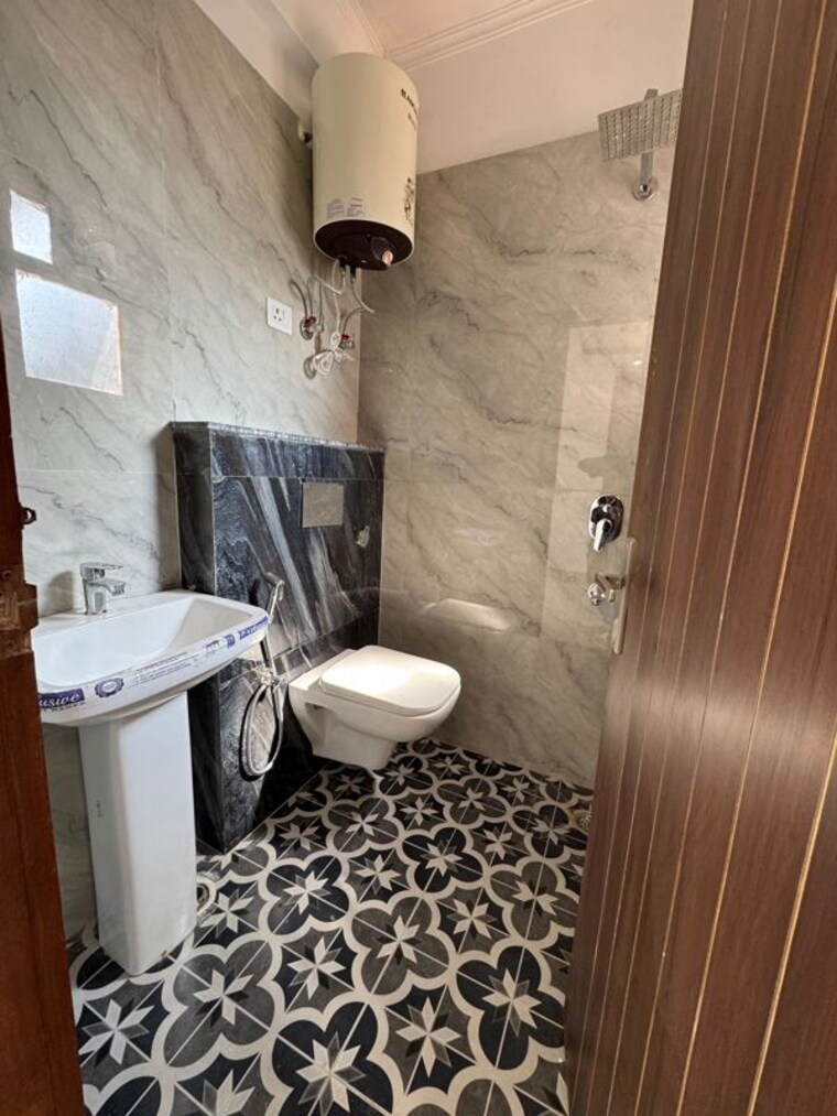 Bathroom, chattarpur 3 Bedroom 1400 Sq.Ft. Apartment In Chattarpur Delhi 10385219
