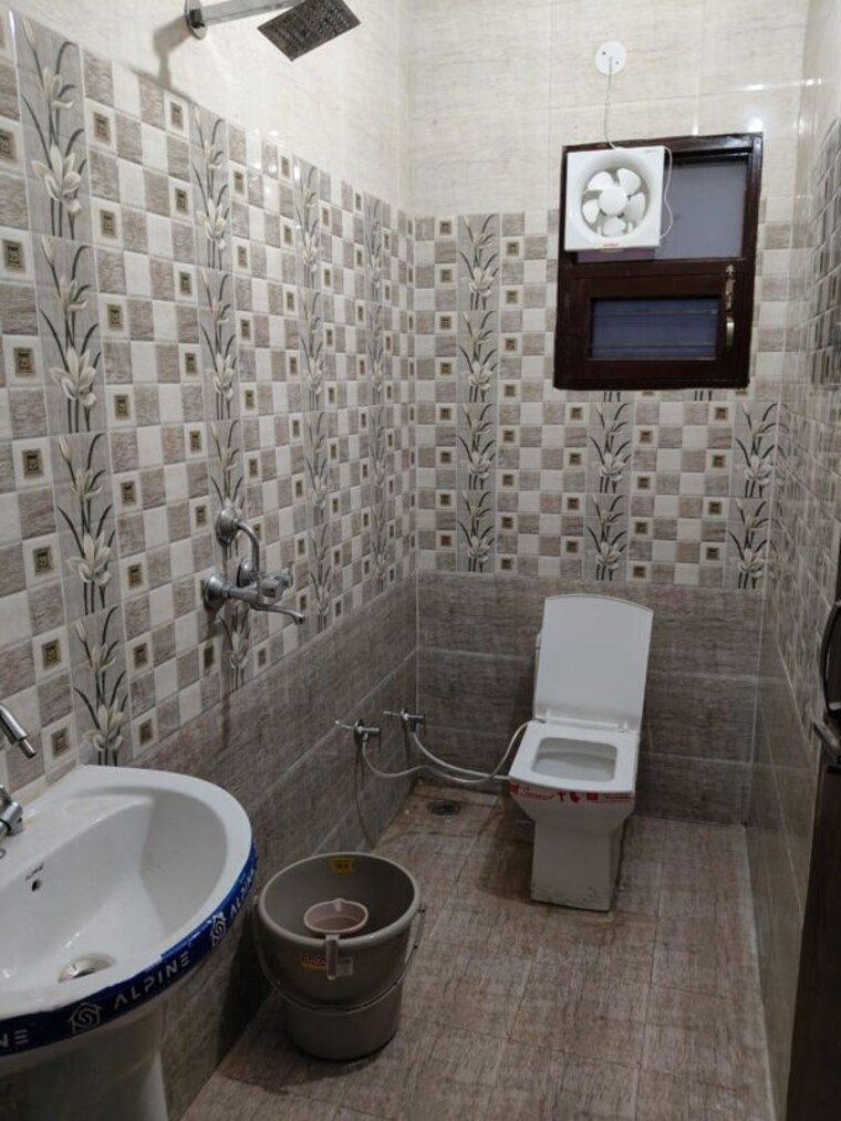 Bathroom, guru-nanak-enclave 3 Bedroom 1000 Sq.Ft. Builder Floor In Dhakoli Zirakpur 10385346
