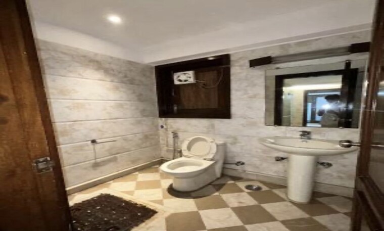 Bathroom, greater kailash 3 Bedroom 1800 Sq.Ft. Builder Floor In Greater Kailash Delhi 10385484