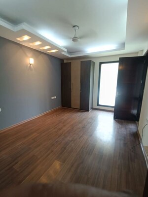 Room in 4 BHK Builder Floor at Auram Floor, South City 2 – for Rent