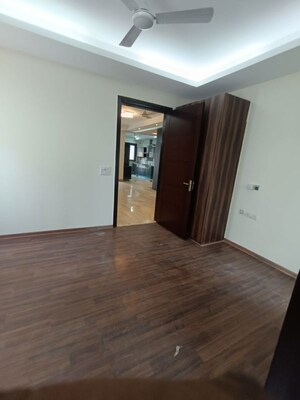 Room in 4 BHK Builder Floor at Auram Floor, South City 2 – for Rent