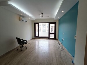 Room in 4 BHK Builder Floor at Auram Floor, South City 2 – for Rent